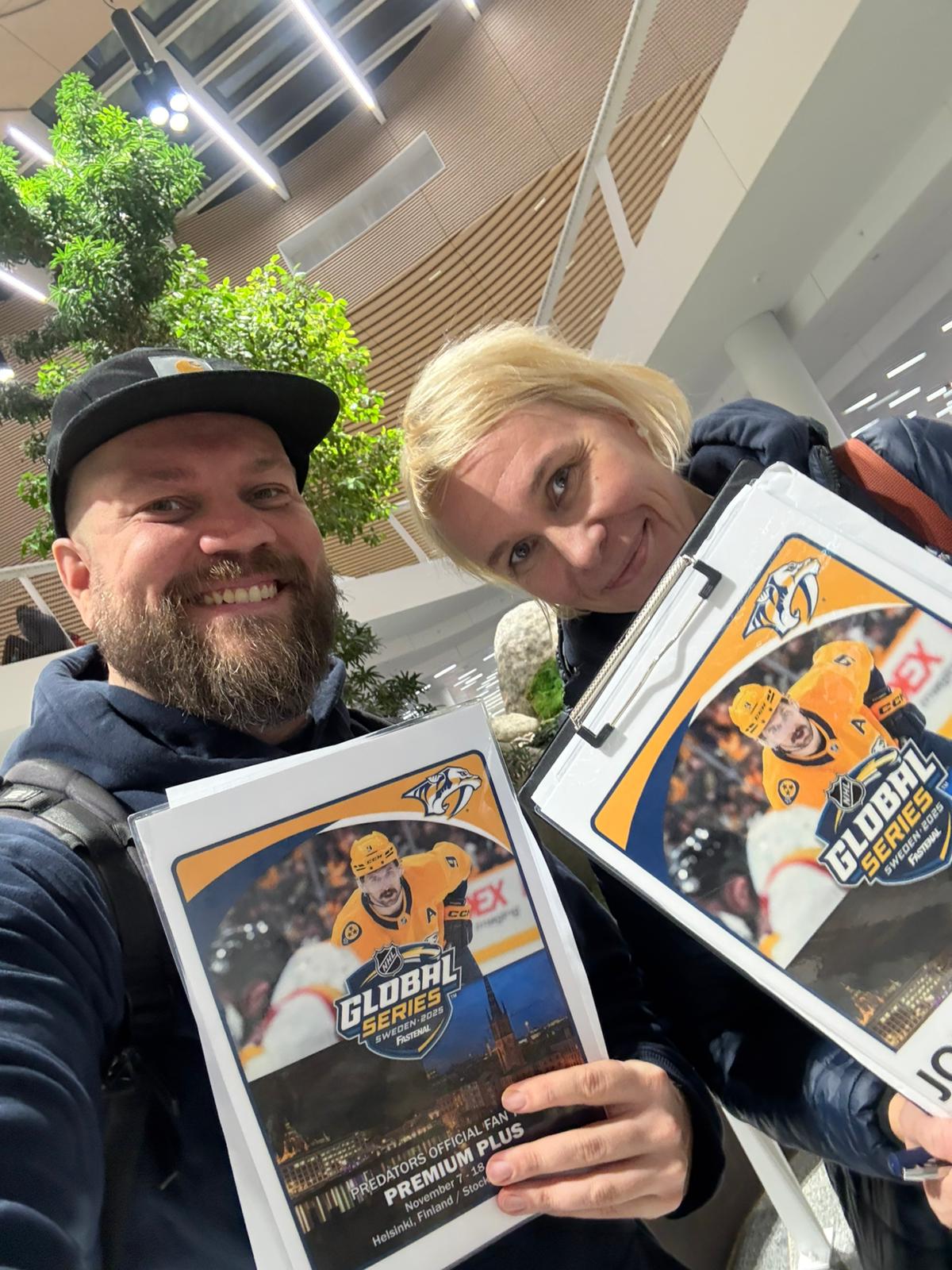 Antti Haapasalo ja Johanna Lystilä olivat lauantaina kannattajia vastassa Helsinki-Vantaan lentoasemalla. Kuva: Antti Haapasalo.