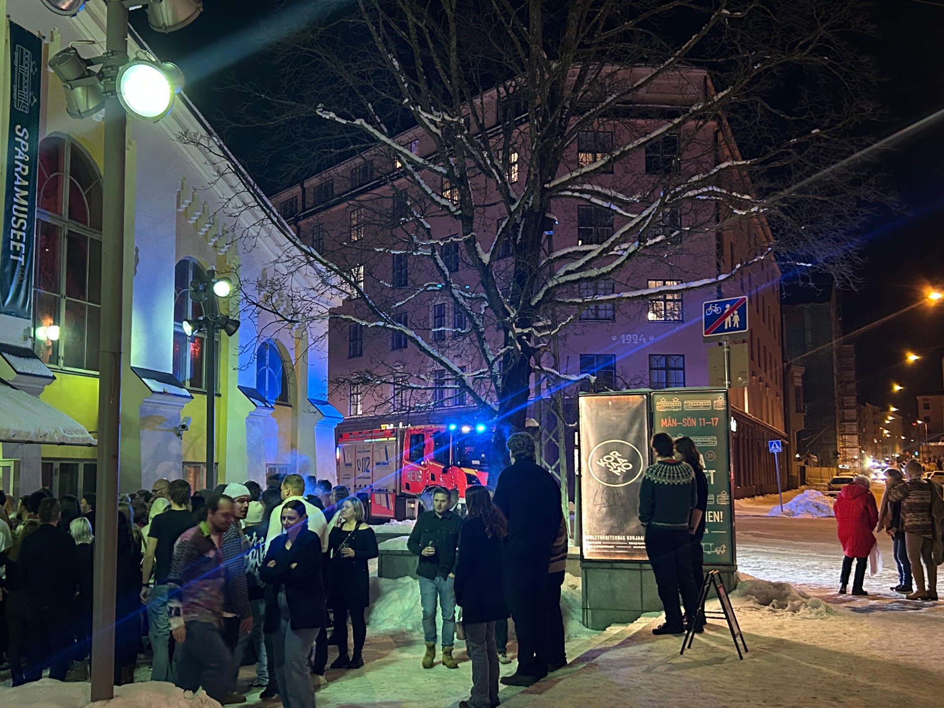 Jukka Poika oli esiintymässä Korjaamolla ensimmäistä kertaa 15 vuoteen, kun yllättävän palohälytys lopetti keikan ennen aikojaan. Kyseessä olikin vahinkohälytys, joka johtui esityksen savutehosteista. Kuva: Jaakko Servo.