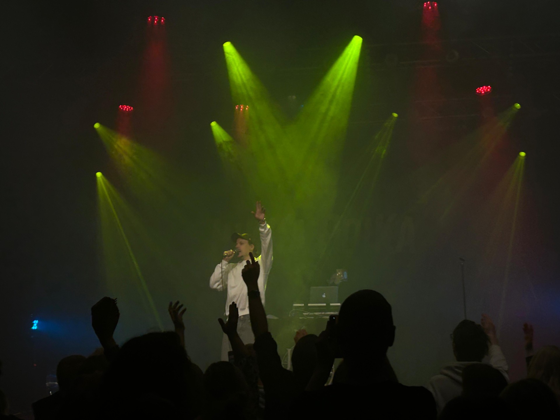 Jukka Poika esiintymässä Kulttuuritehdas Korjaamolla. Kuva: Jaakko Servo.